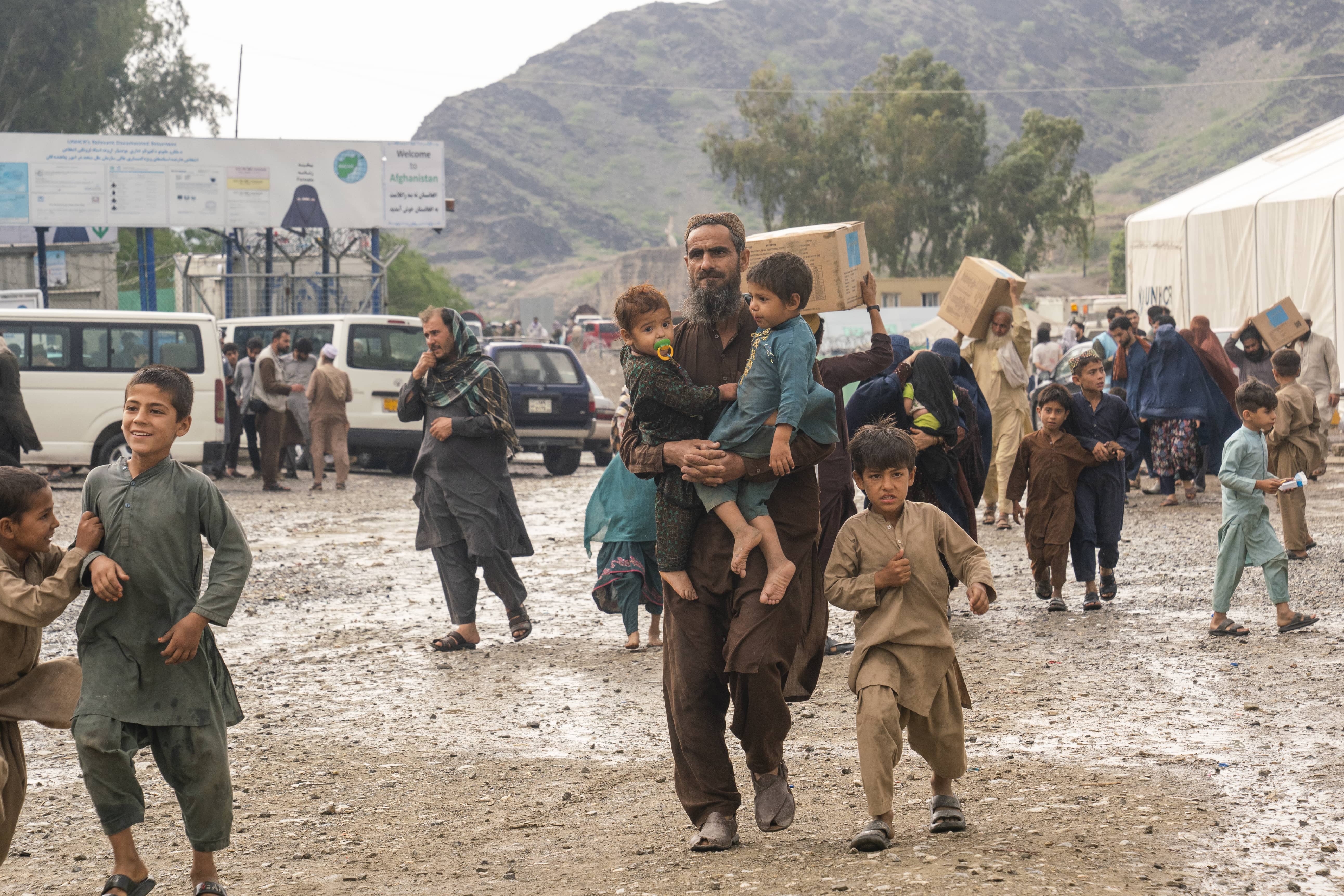 Exhausted Afghan families return from Pakistan