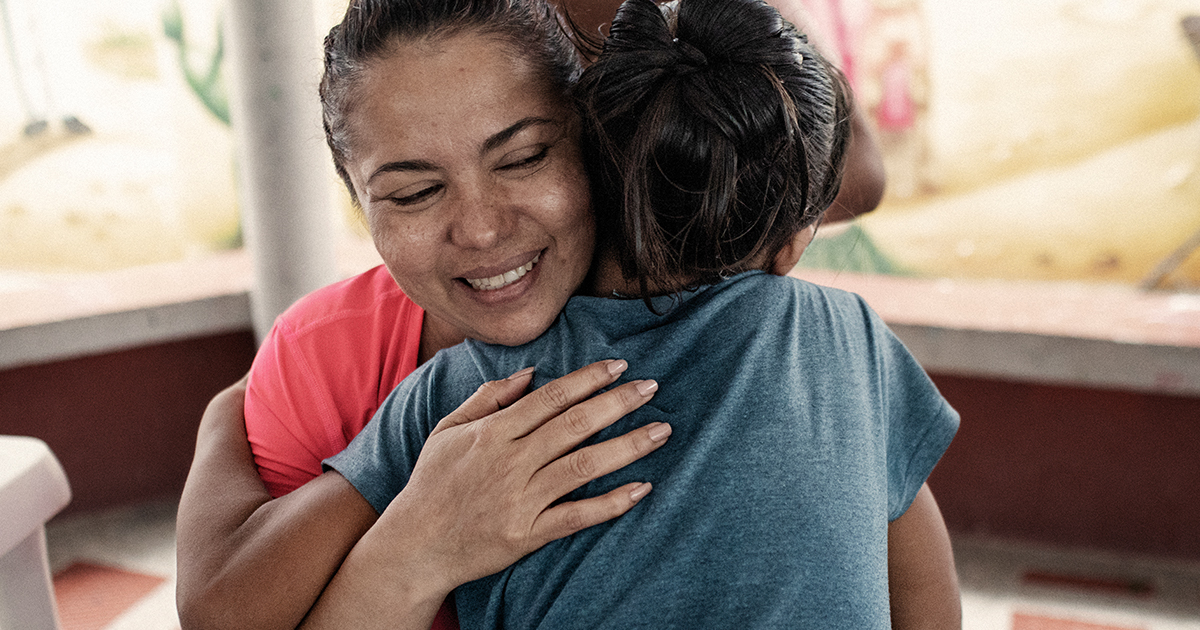 UNHCR’s 2020 Nansen Refugee Award Laureate, Mayerlin Vergara Perez, talks to a young Venezuelan girl during a visit to Villa Del Sur, a neighbourhood that is home to some 3,000 migrants on the outskirts of La Guajira, Colombia. © UNHCR/N.Filippo Rosso