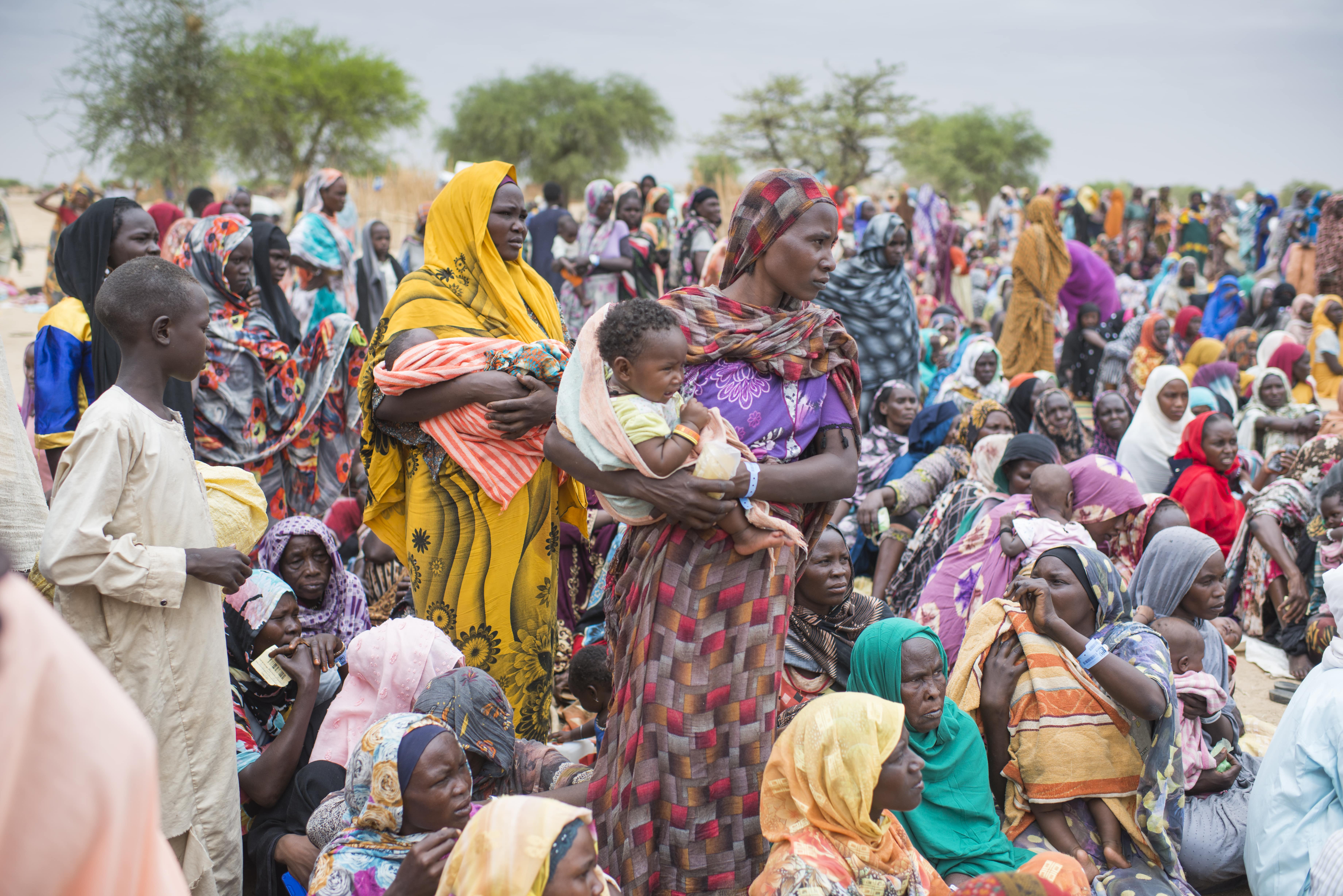 Hundreds of newly arrived Sudanese refugees wait for the distribution of UNHCR relief kits 
