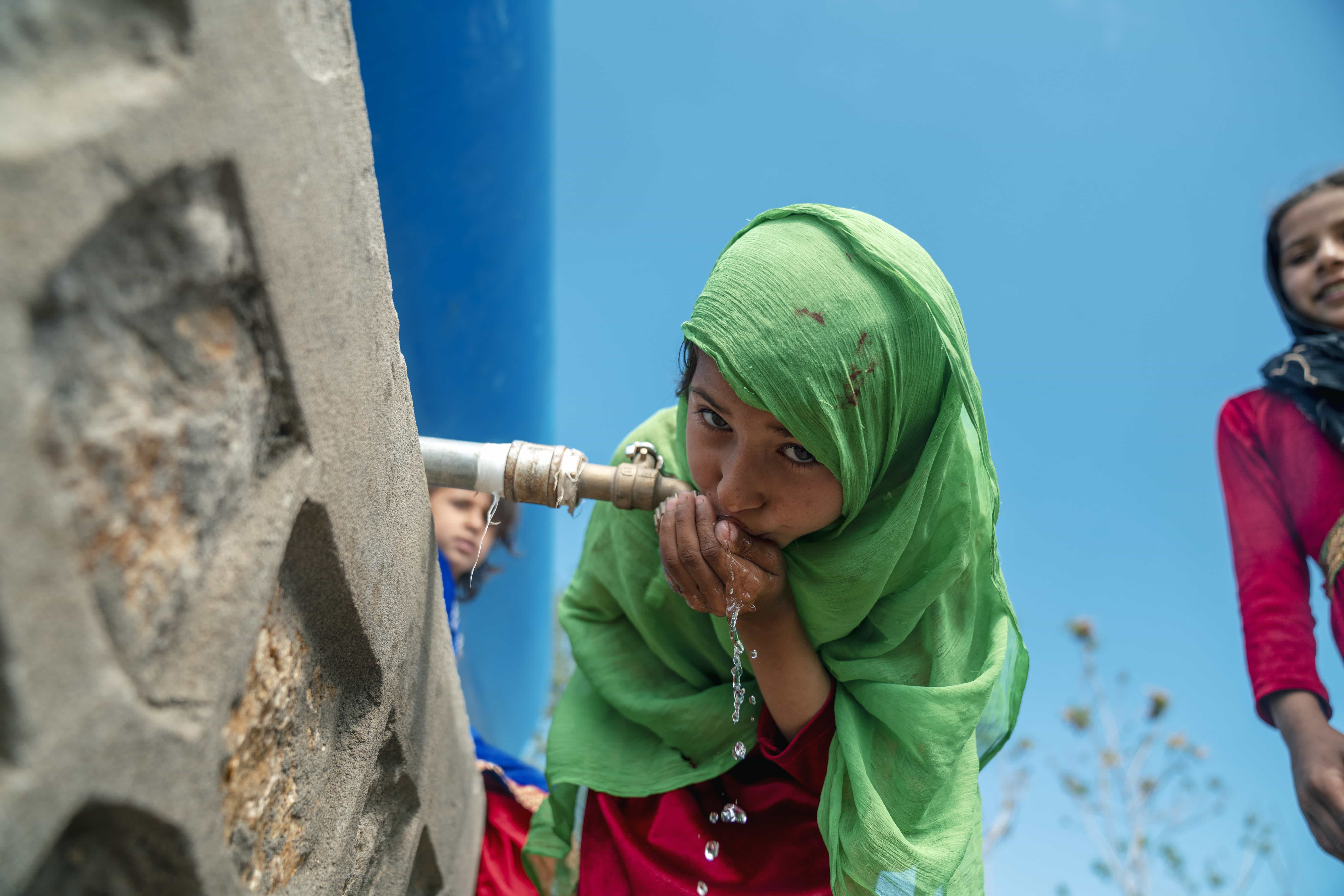 UNHCR is providing clean water to for displaced Afghans. 