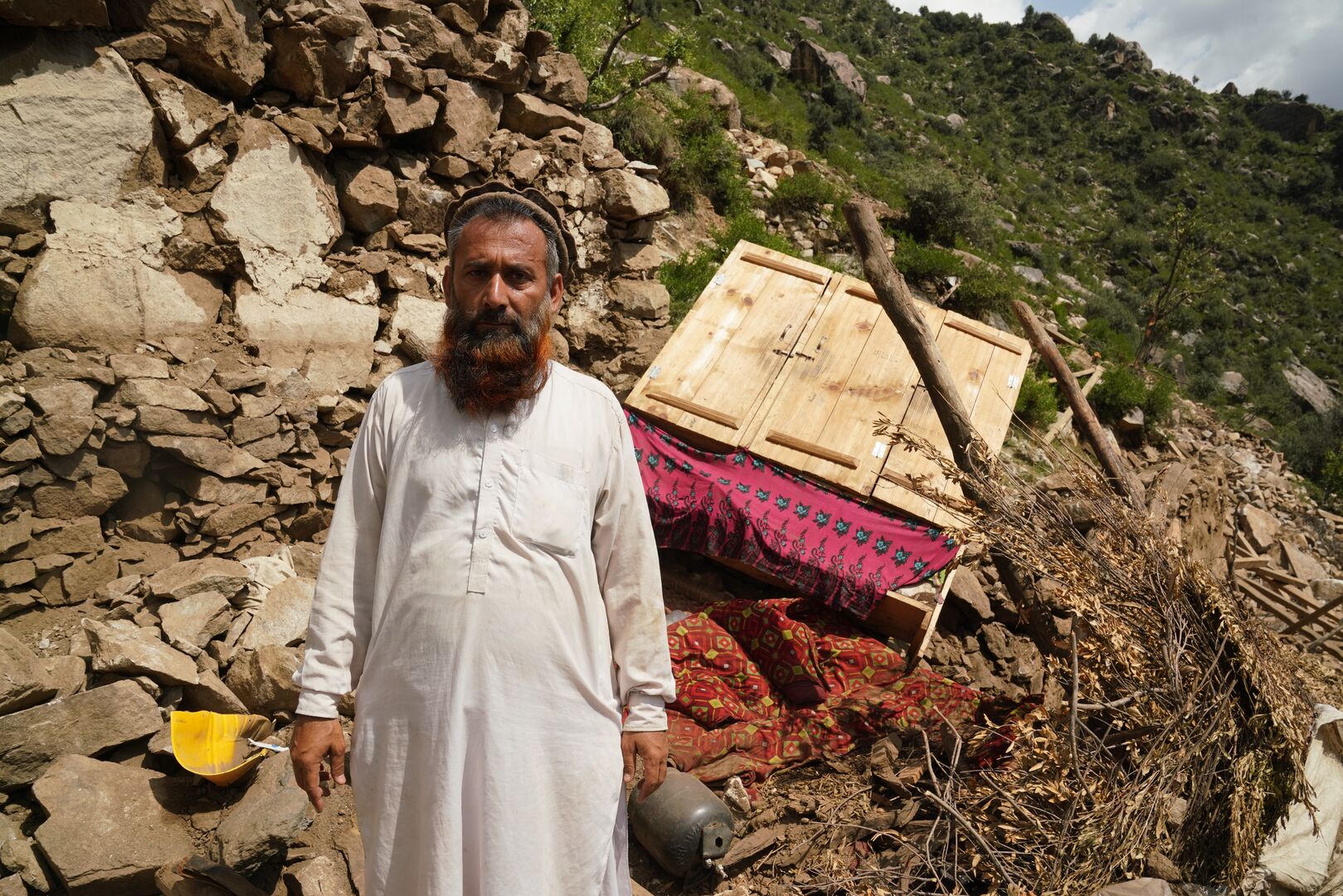 UNHCR teams travel on foot to reach Afghan villages affected by the earthquake in Kunar province, eastern Afghanistan. 